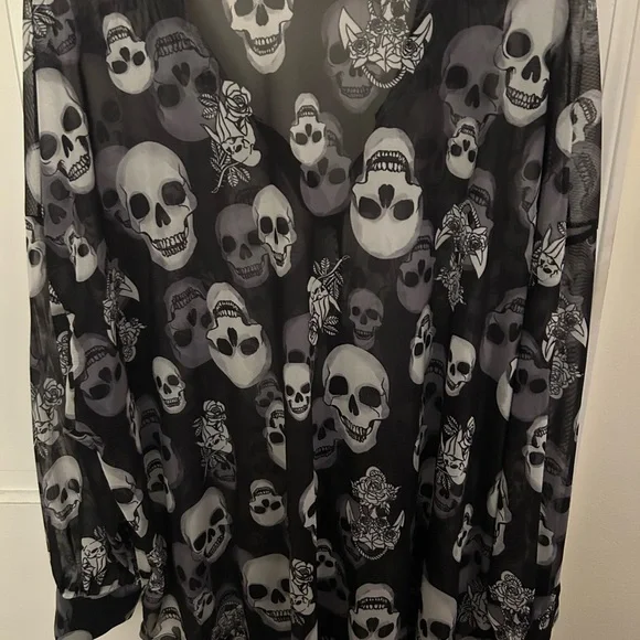 💀Black and White Skull Print Sheer Top - Picture 6 of 7